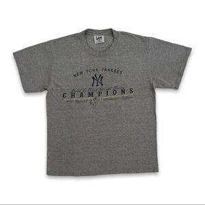 𝅺VINTAGE 90s New York Yankees T-Shirt